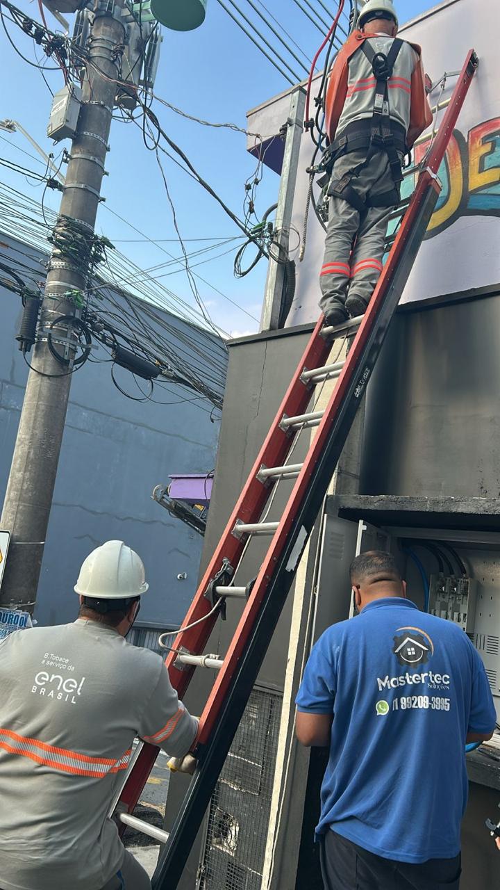 Equipe Mastertec executando serviço elétrico