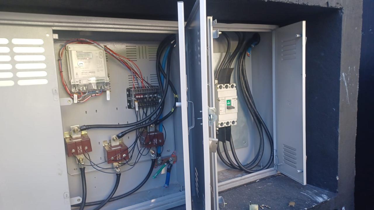 Quadro elétrico em manutenção